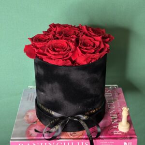 Caja de terciopelo con rosas rojas preservadas.