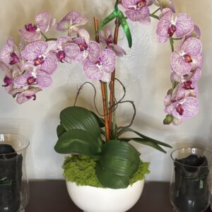 Orquídeas artificiales color rosa.